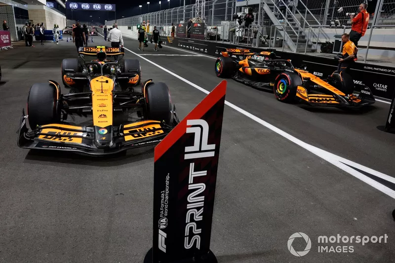 La voiture de Lando Norris, McLaren MCL38, en pole position au Parc Ferme. 