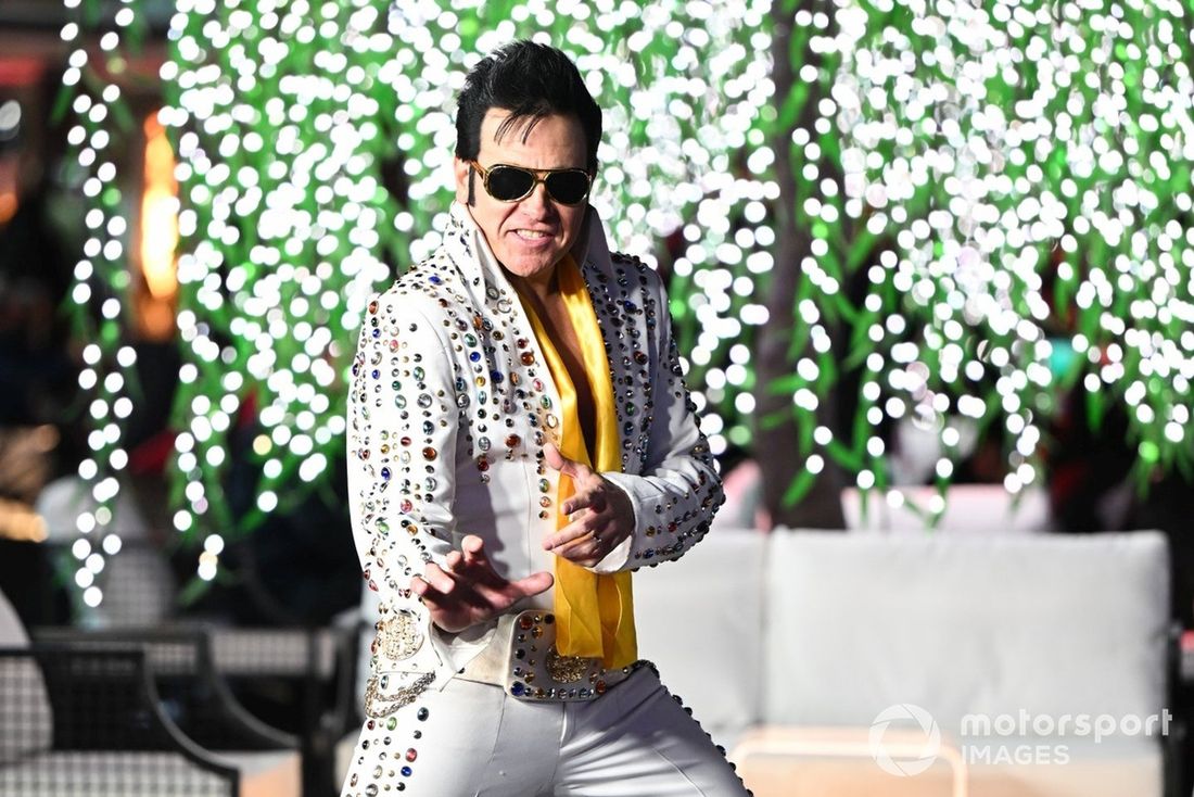 Un imitador de Elvis en el paddock
