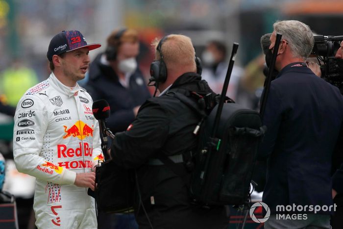 Max Verstappen, Red Bull Racing, 2ª posición, es entrevistado en el Parc Ferme