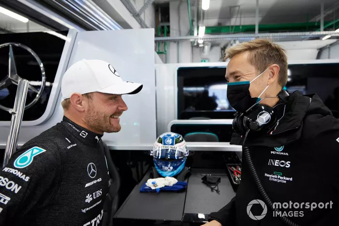 Valtteri Bottas, de Mercedes, habla con un compañero de equipo