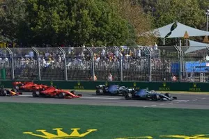 Valtteri Bottas, Mercedes AMG W10, devant Lewis Hamilton, Mercedes AMG F1 W10, Sebastian Vettel, Ferrari SF90, Charles Leclerc, Ferrari SF90, et Max Verstappen, Red Bull Racing RB15, au départ