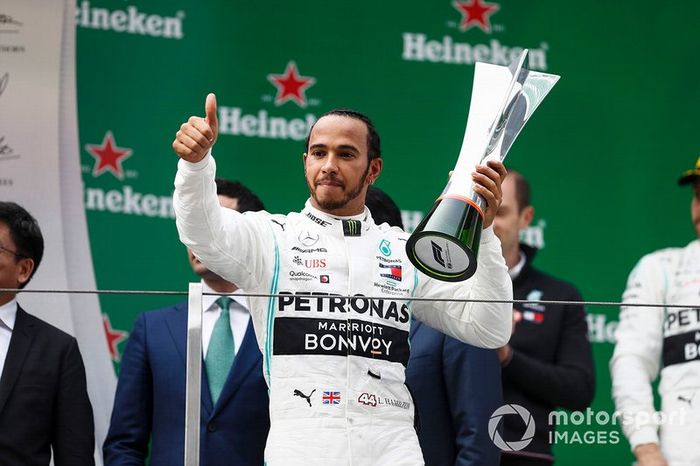 Lewis Hamilton, Mercedes AMG F1 celebra en el podio con el trofeo