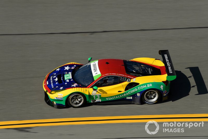 #13 Via Italia Racing Ferrari 488 GT3, GTD: Chico Longo, Victor Franzoni, Marcos Gomes, Andrea Bertolini