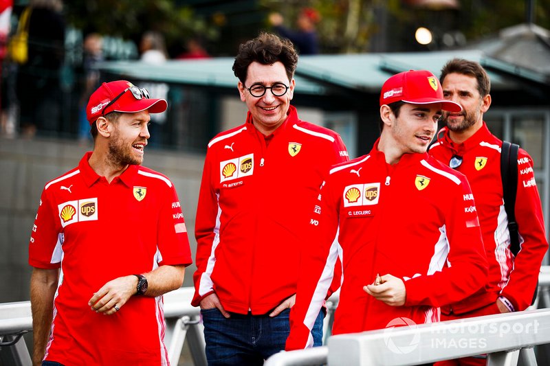 Sebastian Vettel, Ferrari, Mattia Binotto, Team Principal Ferrari e Charles Leclerc, Ferrari, si dirigono verso l'evento a Federation Square