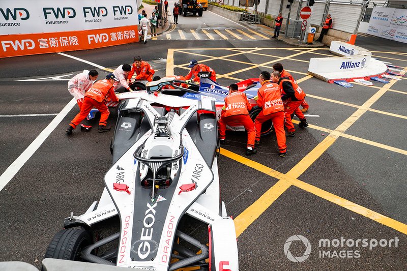 Marshals work to remove the cars of Felipe Nasr, Dragon Racing, Penske EV-3, Pascal Wehrlein, Mahindra Racing, M5 Electro after colliding
