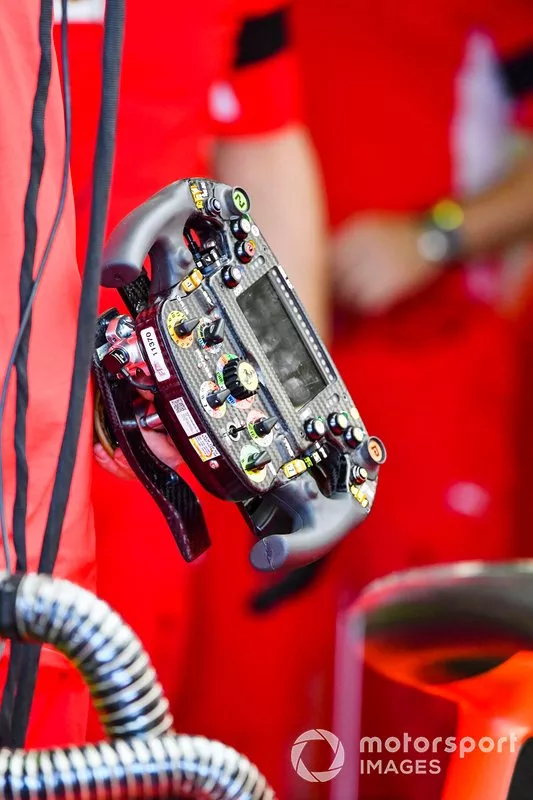 Charles Leclerc y el volante del Ferrari SF90