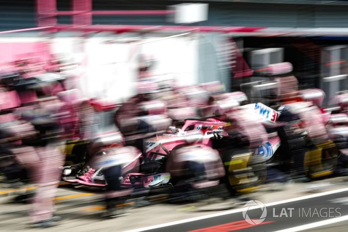 Esteban Ocon, Racing Point Force India VJM11, pit stop