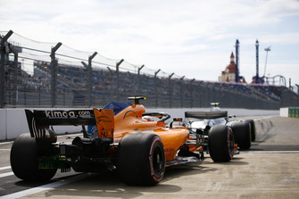 Valtteri Bottas, Mercedes AMG F1 W09, voor Stoffel Vandoorne, McLaren MCL33