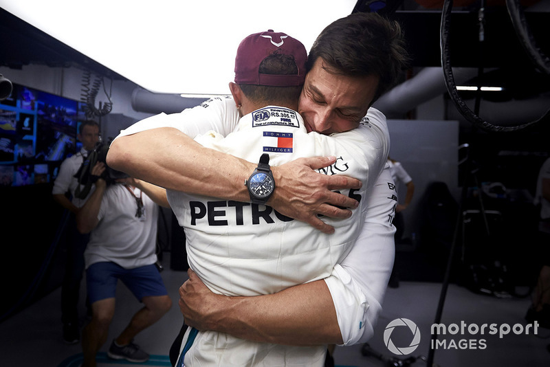 Hamilton és Wolff nagy öröme az időmérő után a Mercedesnél