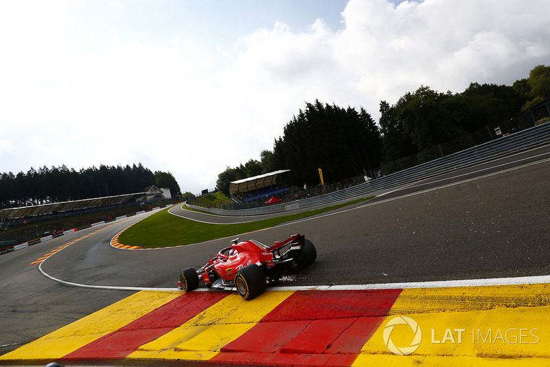 Kimi Raikkonen, Ferrari SF71H, strikes up sparks