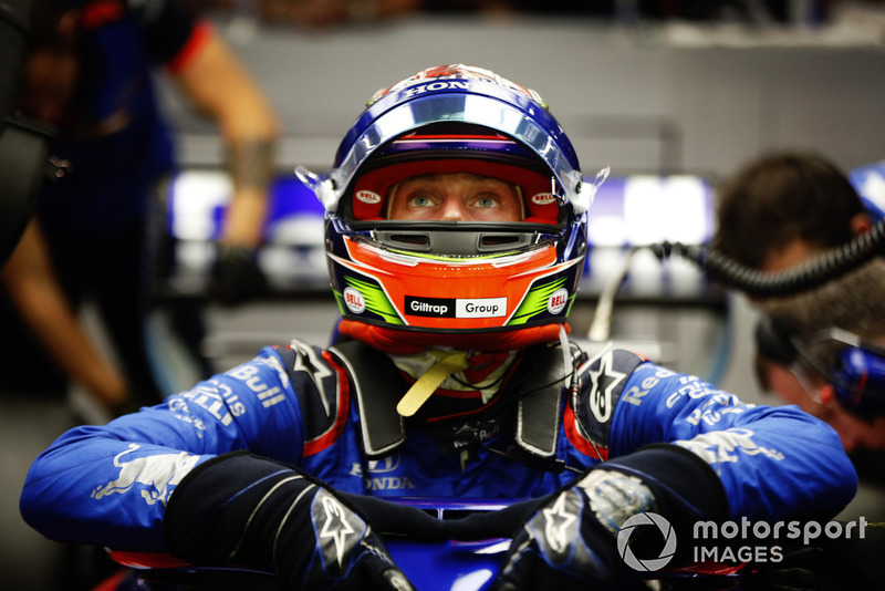 Brendon Hartley, Toro Rosso STR13, climbs from his car in the garage