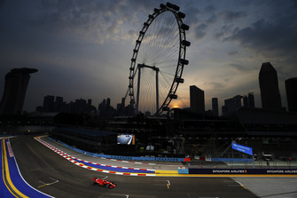 Sebastian Vettel, Ferrari SF71H, passe devant la grand roue