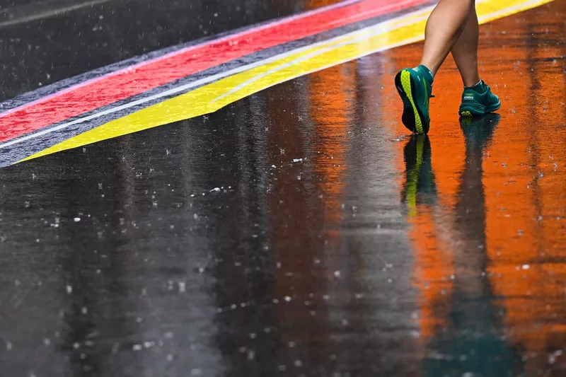 Pluie dans la pitlane