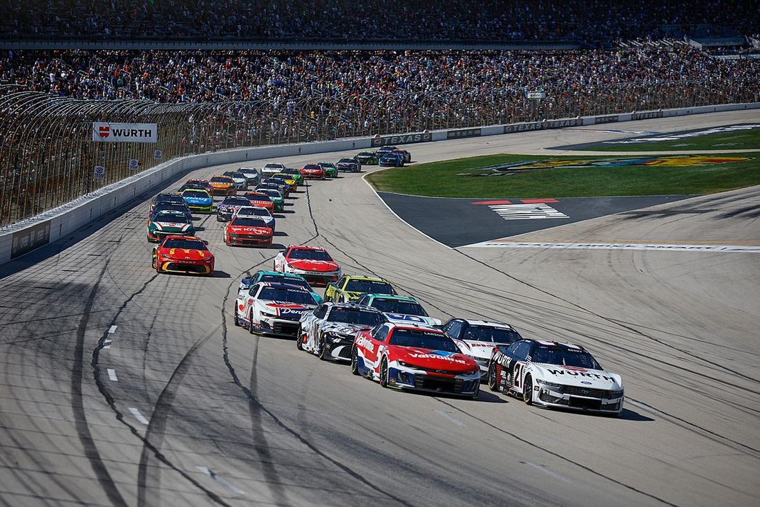 Josh Berry, Wood Brothers Racing Ford, Kyle Larson, Hendrick Motorsports Chevrolet