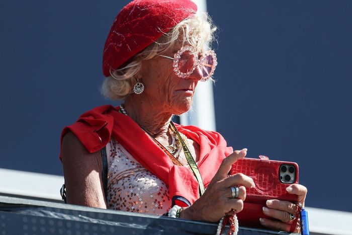 Un aficionado observa desde una terraza
