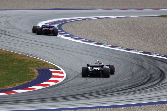 Charles Leclerc, Ferrari, Oliver Bearman, Haas F1 Team