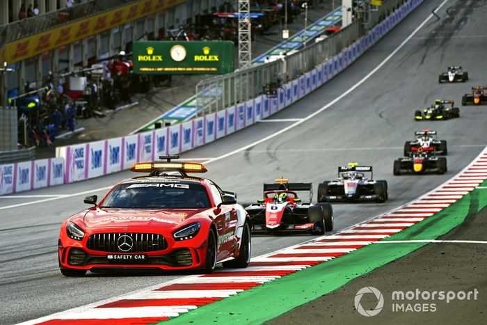 El Safety Car al frente de David Schumacher, Trident, Roman Stanek, Hitech Grand Prix