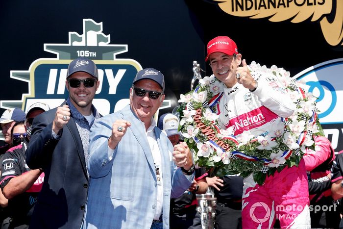 Ganador de la carrera Helio Castroneves, Meyer Shank Racing Honda celebran