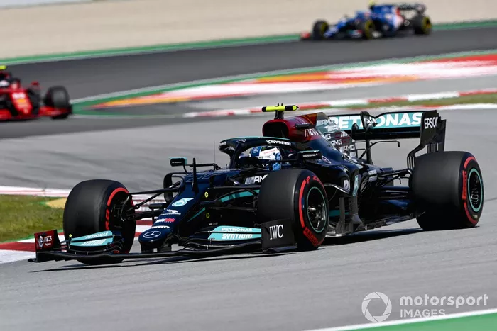 Valtteri Bottas, Mercedes W12, Carlos Sainz Jr., Ferrari SF21