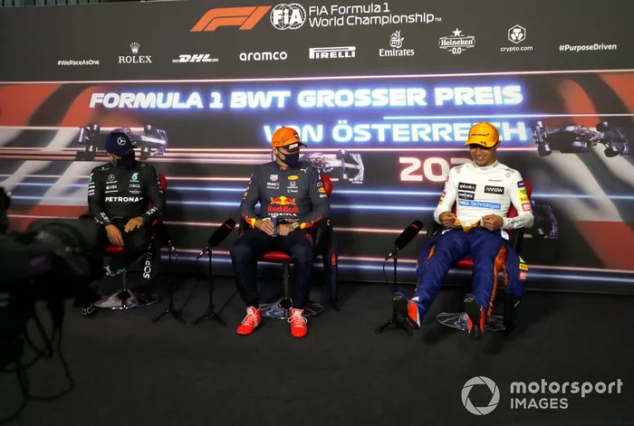 Valtteri Bottas, Mercedes,Max Verstappen, Red Bull Racing y Lando Norris, McLaren, en la conferencia de prensa