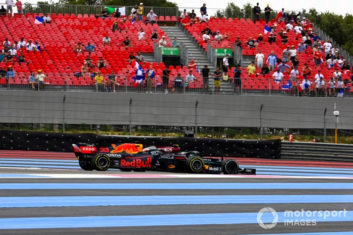 Valtteri Bottas, Mercedes W12 e Max Verstappen, Red Bull Racing RB16B 
