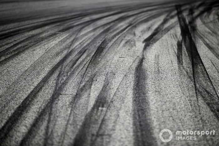 Marcas de neumático en la pista de Austria