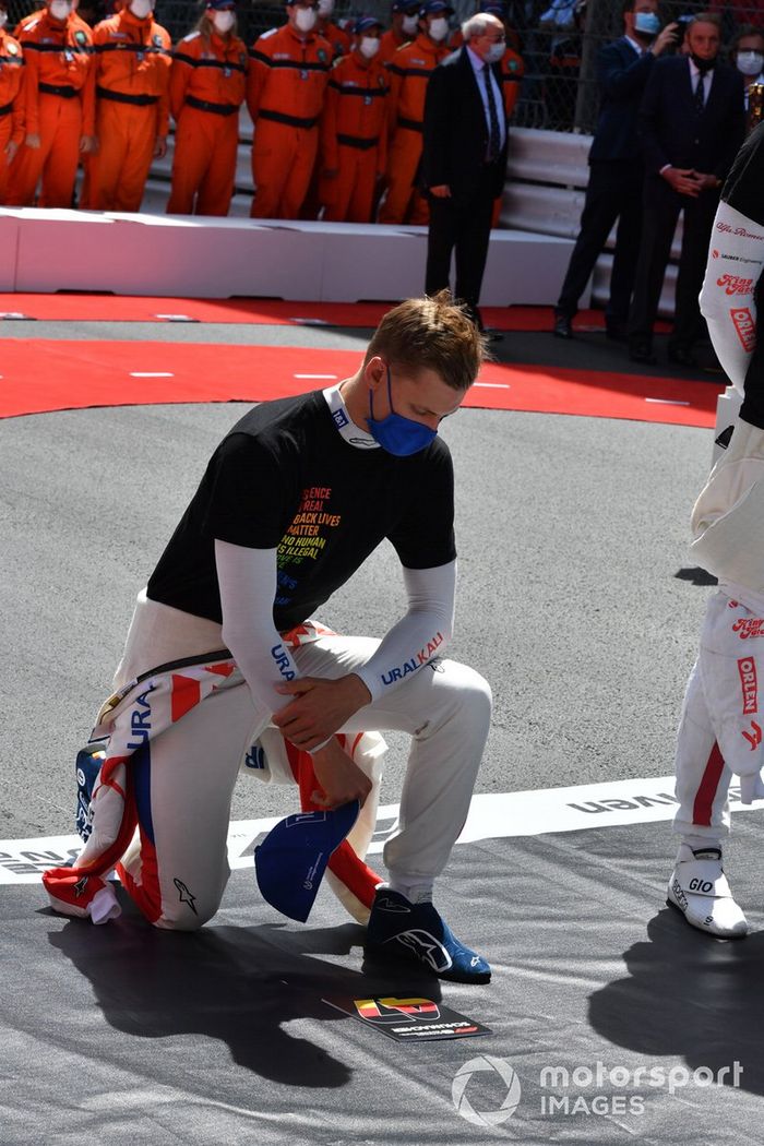Mick Schumacher, de Haas F1, se arrodilla en la parrilla de salida en apoyo de la campaña Fin del Racismo