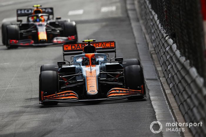 Lando Norris, McLaren MCL35M, Sergio Peérez, Red Bull Racing RB16B