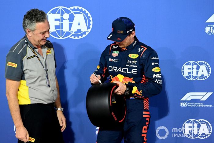 Max Verstappen, Red Bull Racing, recibe su premio Pirelli Pole Position de manos de Mario Isola, Racing Manager, Pirelli Motorsport.