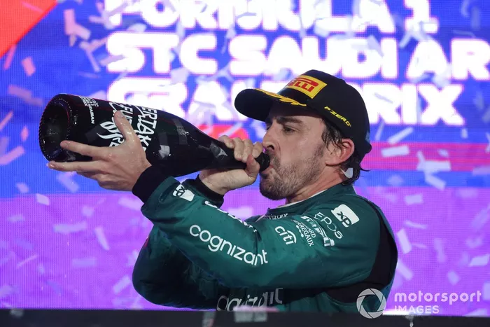 Podio: tercer lugar Fernando Alonso, Aston Martin F1 Team antes de ser sancionado 