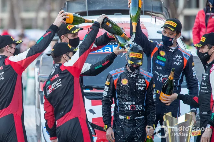 Podio: Elfyn Evans, Scott Martin, Toyota Gazoo Racing WRT Toyota Yaris WRC, Thierry Neuville, Martijn Wydaeghe, Hyundai Motorsport Hyundai i20 Coupe WRC, Sébastien Ogier, Julien Ingrassia, Toyota Gazoo Racing WRT Toyota Yaris WRC