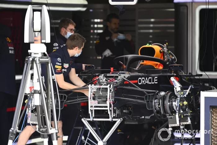 Freno delantero y suspensión delantera del Red Bull Racing RB16B