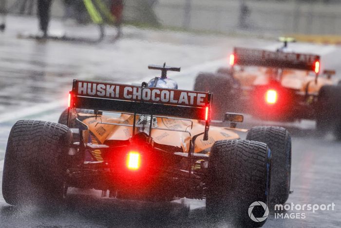 Lando Norris, McLaren MCL35, Carlos Sainz Jr., McLaren MCL35