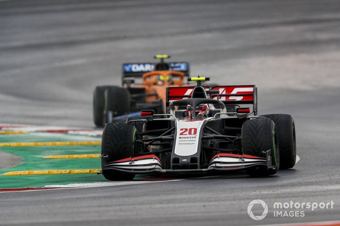 Kevin Magnussen, Haas VF-20, Lando Norris, McLaren MCL35