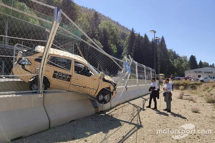 Fence and barrier test center