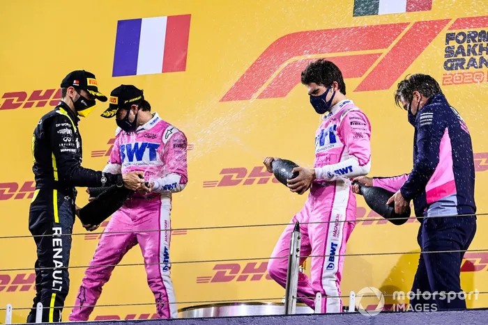 Podio: ganador Sergio Pérez, Racing Point, segundo lugar Esteban Ocon, Renault F1, y tercer lugar Lance Stroll, Racing Point, y Andy Stevenson, Director deportivo de Racing Point