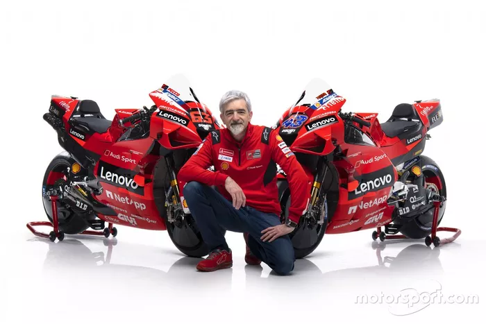 Gigi Dall'Igna, director general de Ducati Corse, con la Desmosedici GP21