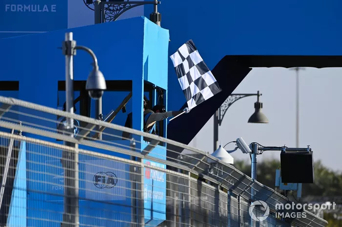 Bandera a cuadros en el e-Prix de Ad Diriyah 2021