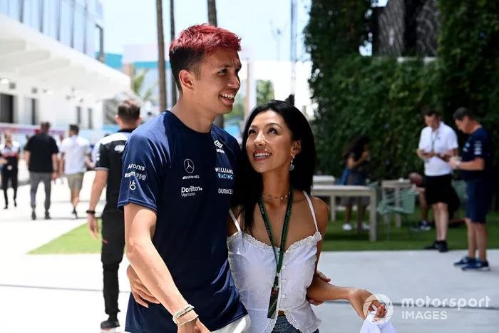 Alex Albon, de Williams Racing, con su novia Lily Muni He