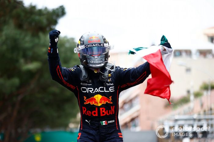 Sergio Pérez, Red Bull Racing, 1ª posición, celebra su llegada al Parc Ferme