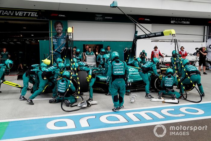 Sebastian Vettel, Aston Martin AMR22, hace una parada en boxes