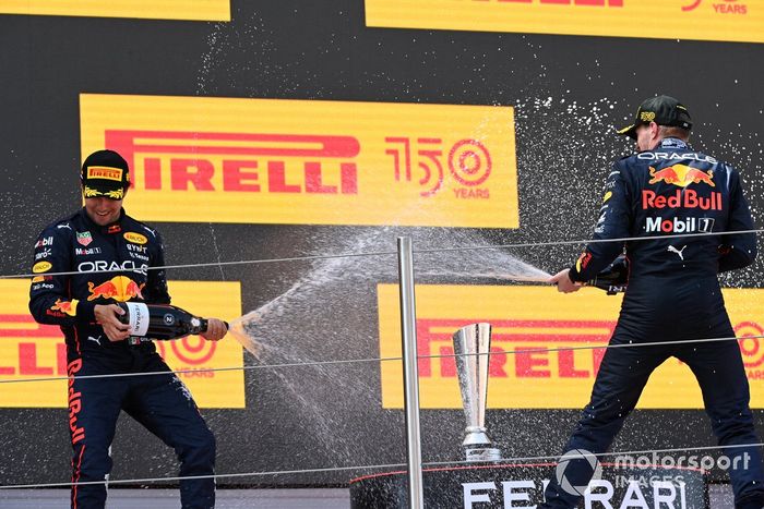 Podio: segundo lugar Sergio Pérez, Red Bull Racing y el ganador Max Verstappen, Red Bull Racing