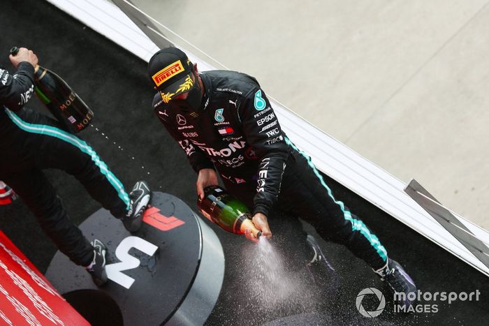 Podio: ganador Lewis Hamilton, Mercedes AMG F1