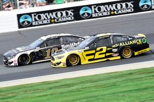 Brad Keselowski, Team Penske, Ford Mustang, Aric Almirola, Stewart-Haas Racing, Ford Mustang