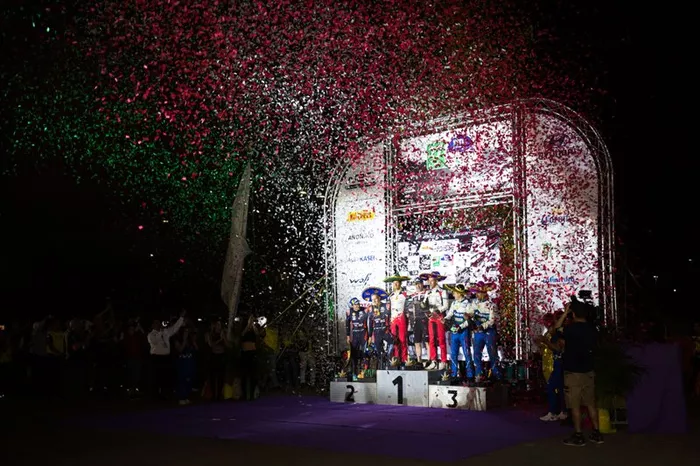 Podio: los ganadores Sébastien Ogier, Julien Ingrassia, Toyota Gazoo Racing WRT Toyota Yaris WRC, segundos Ott Tänak, Martin Järveoja, Hyundai Motorsport Hyundai i20 Coupe WRC, y terceros Teemu Suninen, Jarmo Lehtinen, M-Sport Ford WRT Ford Fiesta WRC
