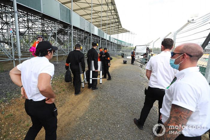 Miembros de Extinction Rebellion sacados de la pista