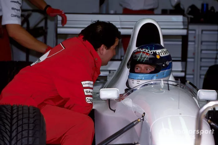 Mika Hakkinen en un McLaren MP4/8 con el motor Chrysler/Lamborghini V12