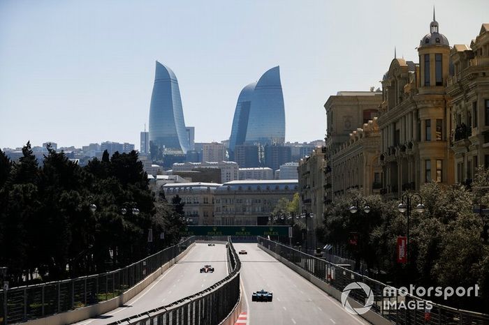 Carlos Sainz Jr., McLaren MCL34, George Russell, Williams Racing FW42