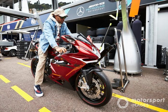 Lewis Hamilton, Mercedes AMG F1 en moto