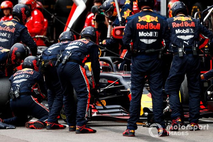 Max Verstappen, Red Bull Racing RB15 pit stop 